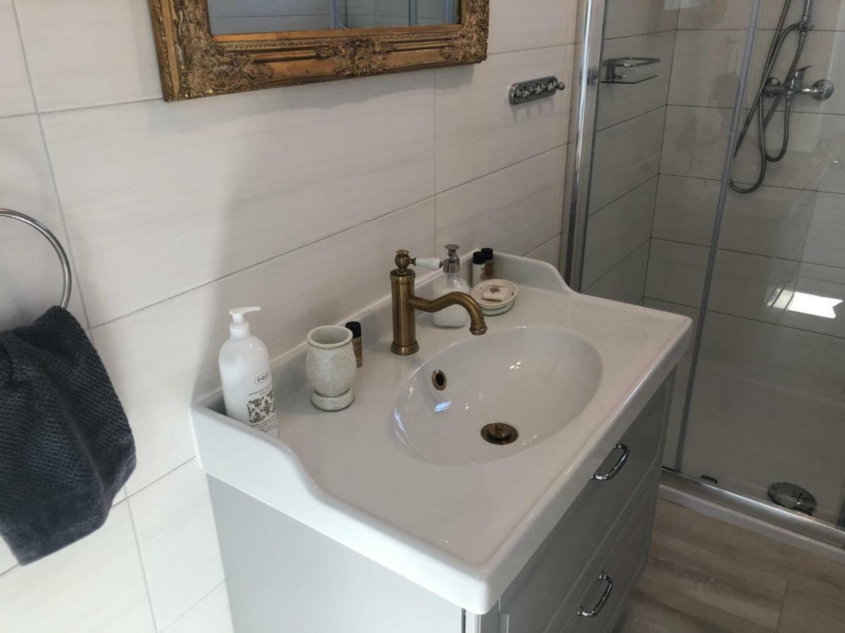 Sweet Suite With Free Private Parking Pula Exterior photo
